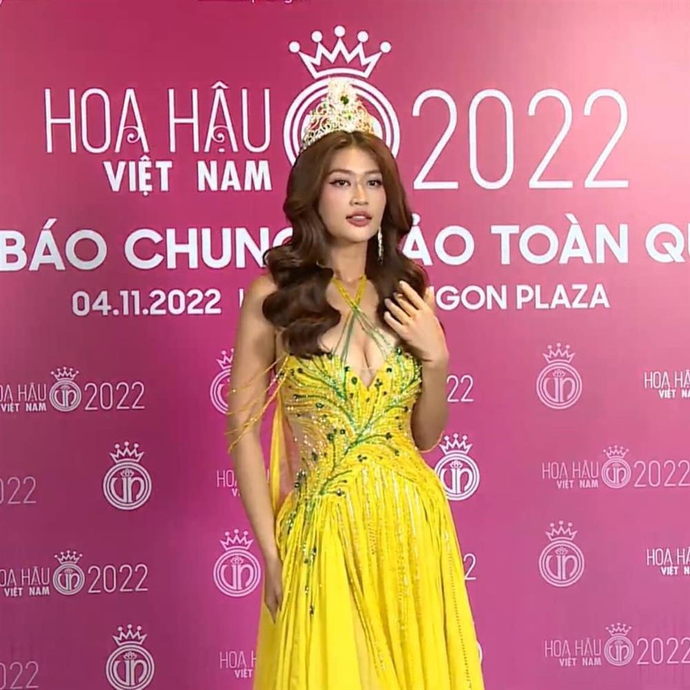 Nhan sắc Thiên Ân gánh còng lưng chiếc vương miện-2