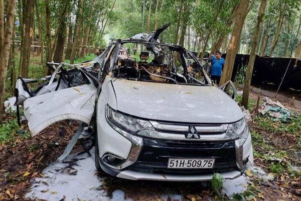 Ô tô bốc cháy kinh hoàng sau tiếng nổ, tài xế tử vong-1