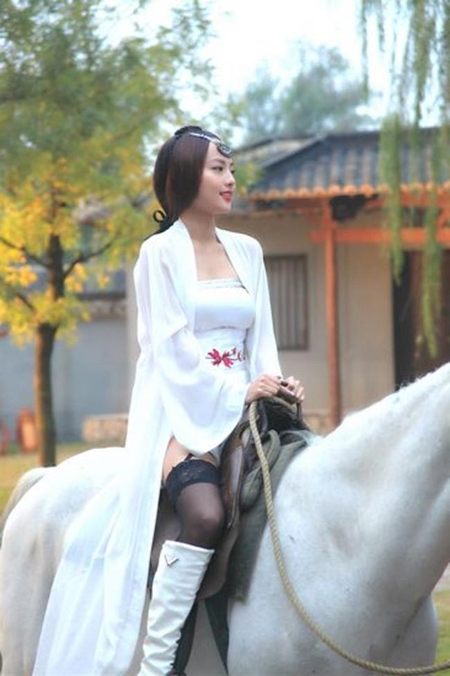 Cháu gái Chủ tịch tập đoàn sắt thép mặc áo đứt chỉ, sao nữ diện nội y suýt hớ hênh-3