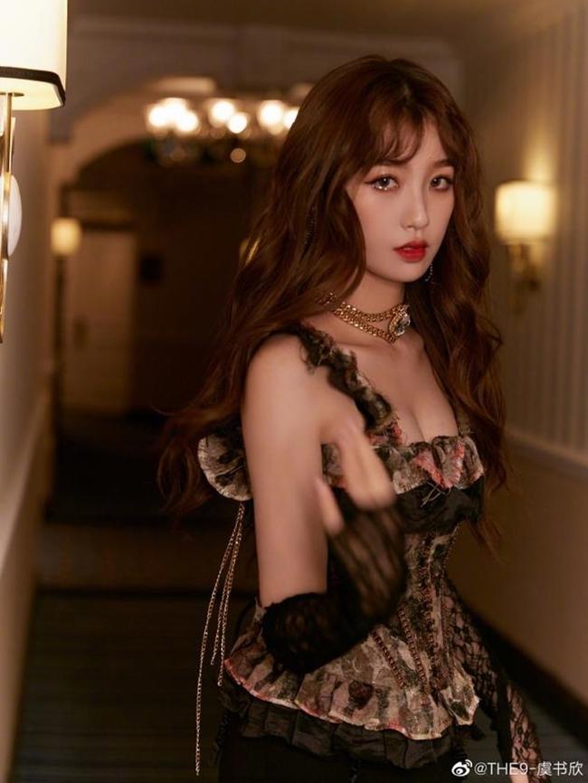 Cháu gái Chủ tịch tập đoàn sắt thép mặc áo đứt chỉ, sao nữ diện nội y suýt hớ hênh-9