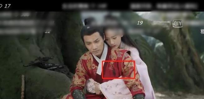 Cháu gái Chủ tịch tập đoàn sắt thép mặc áo đứt chỉ, sao nữ diện nội y suýt hớ hênh-14