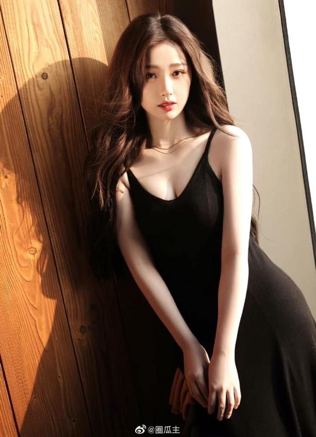 Cháu gái Chủ tịch tập đoàn sắt thép mặc áo đứt chỉ, sao nữ diện nội y suýt hớ hênh-10