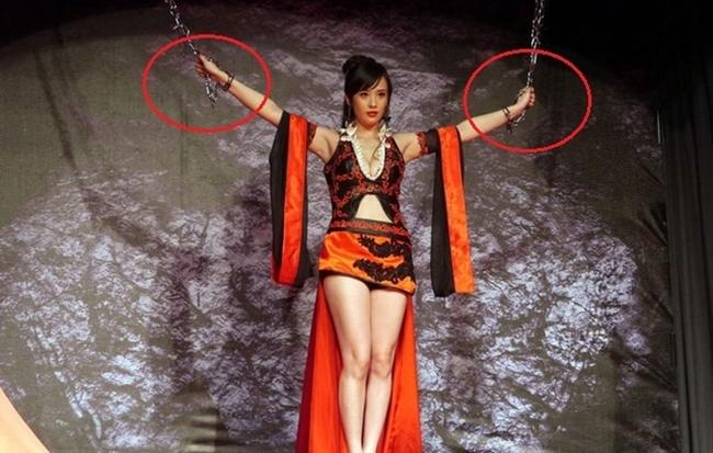 Cháu gái Chủ tịch tập đoàn sắt thép mặc áo đứt chỉ, sao nữ diện nội y suýt hớ hênh-17