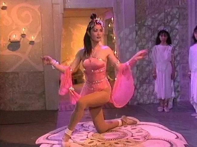 Cháu gái Chủ tịch tập đoàn sắt thép mặc áo đứt chỉ, sao nữ diện nội y suýt hớ hênh-19