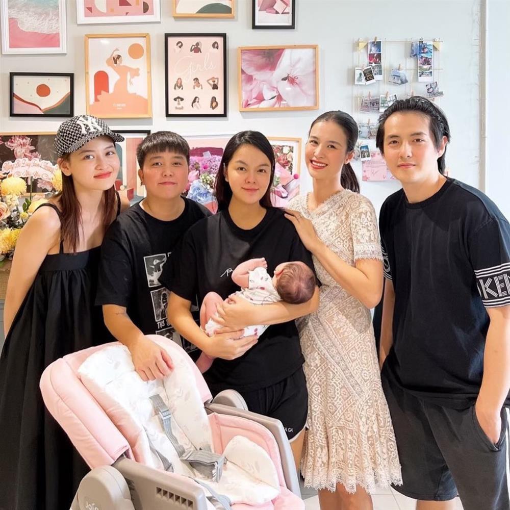 Phạm Quỳnh Anh mặc đồ rộng che dáng sau sinh-3