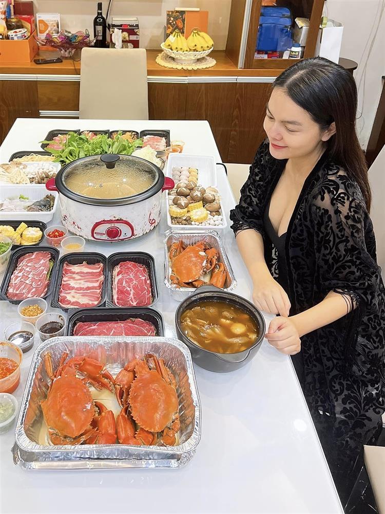 Phạm Quỳnh Anh mặc đồ rộng che dáng sau sinh-6