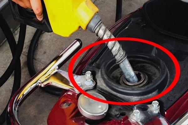 Đổ xăng đừng hô đầy bình hay 50 ngàn, có cách vừa tiết kiệm lại không lo gian lận-1
