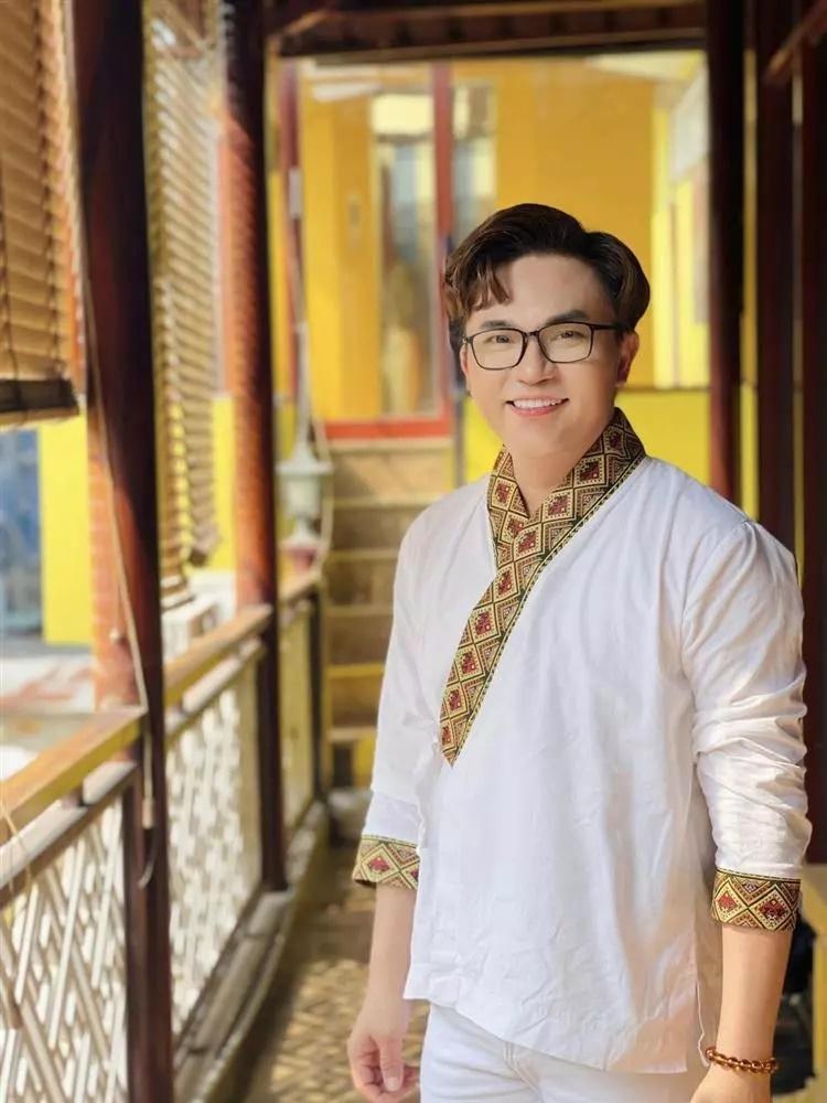 MC Đại Nghĩa bật khóc trong lễ bế giảng khóa tu-5