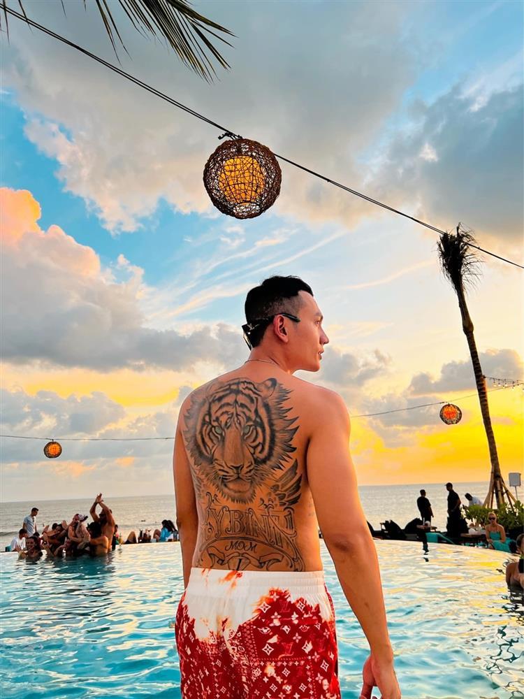 Lý Bình nối gót Phương Trinh Jolie xăm hình mới siêu khủng?-4