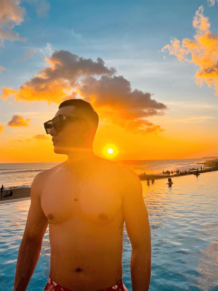 Lý Bình nối gót Phương Trinh Jolie xăm hình mới siêu khủng?-3