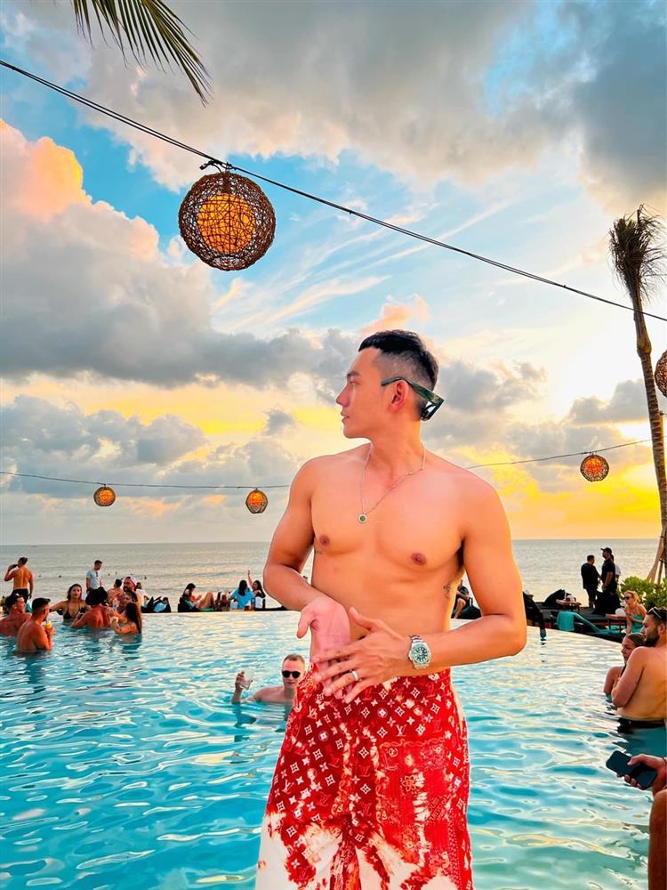 Lý Bình nối gót Phương Trinh Jolie xăm hình mới siêu khủng?-2