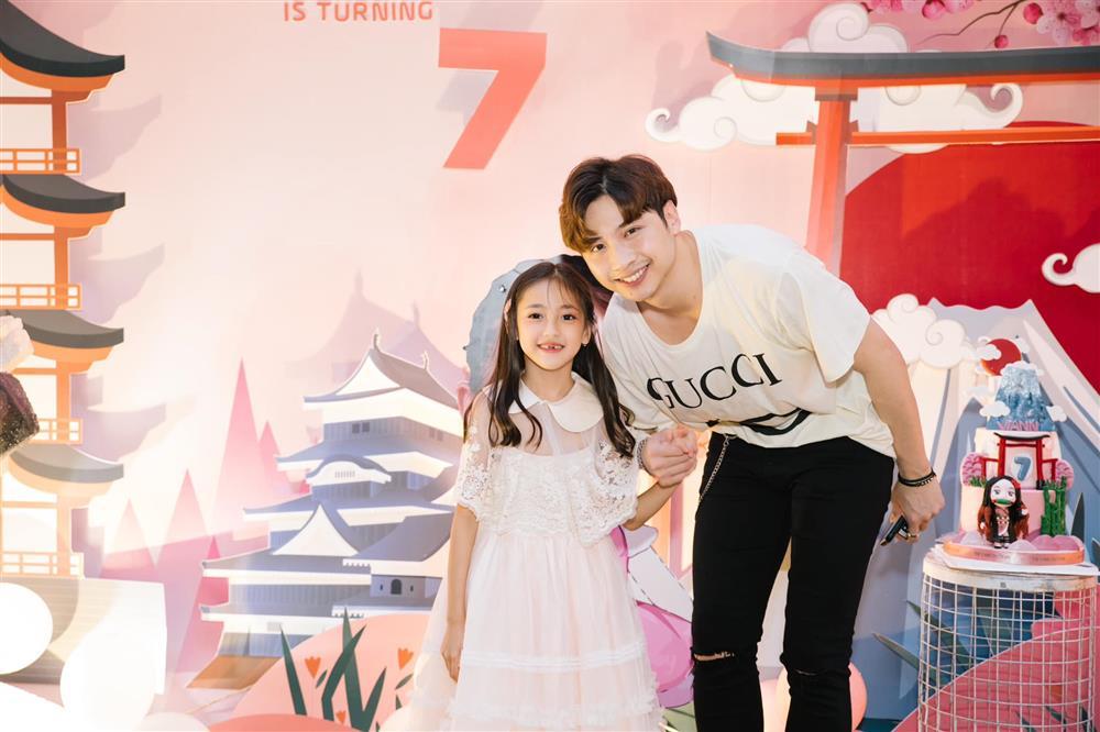 Mối quan hệ Hà Kiều Anh và con riêng của chồng-7