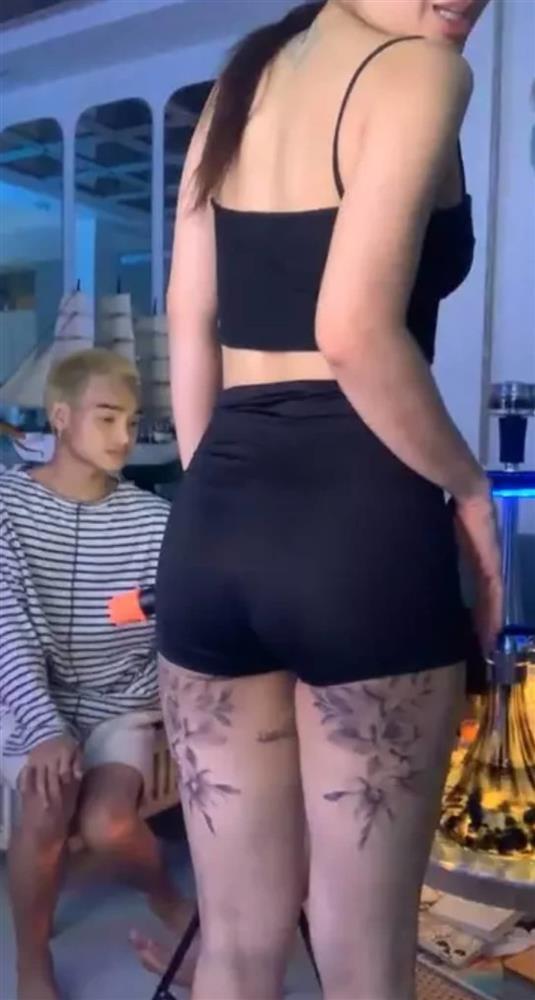 Lý Bình nối gót Phương Trinh Jolie xăm hình mới siêu khủng?-5