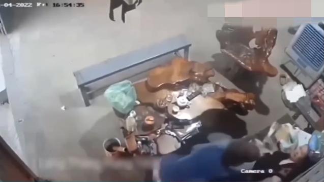 Clip: Người phụ nữ ở Hưng Yên bị cướp lao vào nhà đâm tới tấp-1
