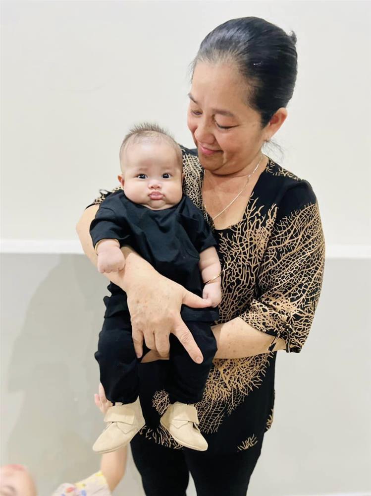 Con lớn nhanh, Lê Dương Bảo Lâm có lúc tưởng vợ ôm thằng nào-1