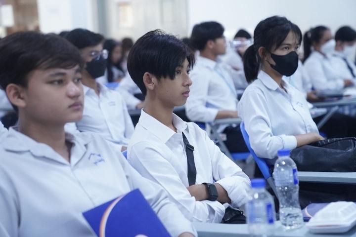 Cậu bé bán hàng rong nói 16 thứ tiếng lột xác không ngờ-5