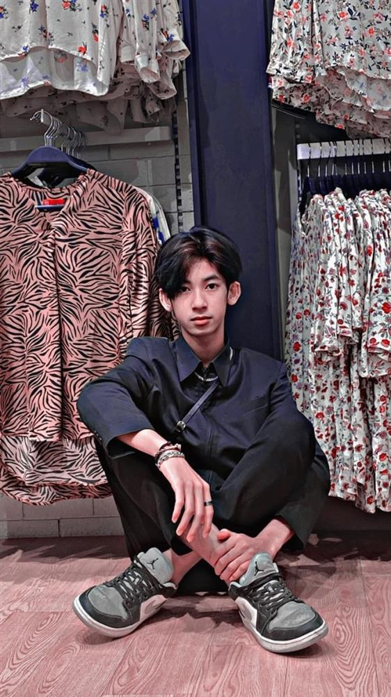 Cậu bé bán hàng rong nói 16 thứ tiếng lột xác không ngờ-6