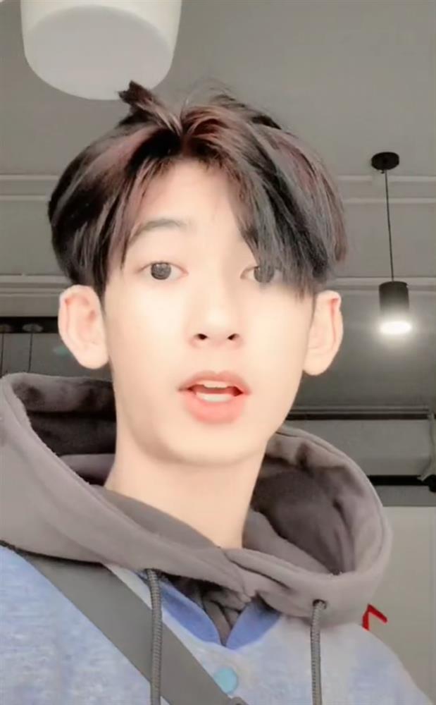 Cậu bé bán hàng rong nói 16 thứ tiếng lột xác không ngờ-7