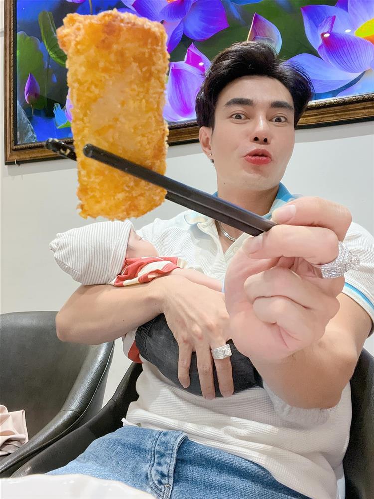 Con lớn nhanh, Lê Dương Bảo Lâm có lúc tưởng vợ ôm thằng nào-7