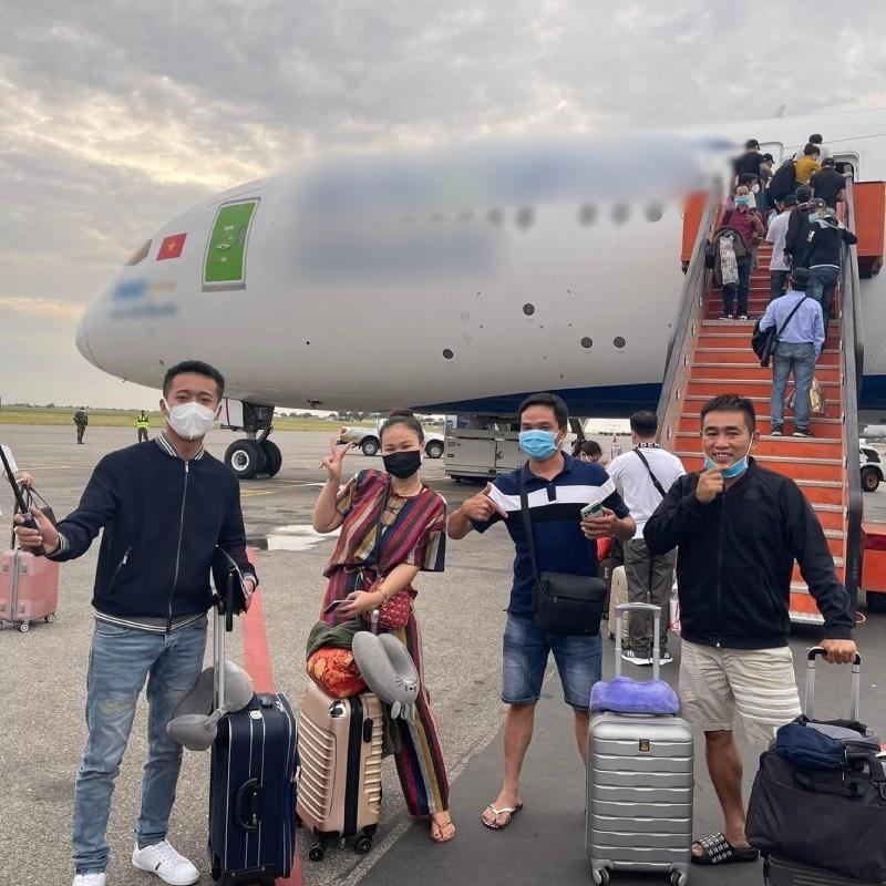 Lan truyền ảnh Quang Linh Vlog đã về Việt Nam, check-in sang chảnh-1