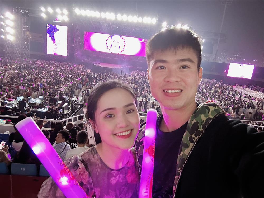 Vợ Đỗ Duy Mạnh đi xem show Mỹ Tâm, nhan sắc cam thường ra sao?-2