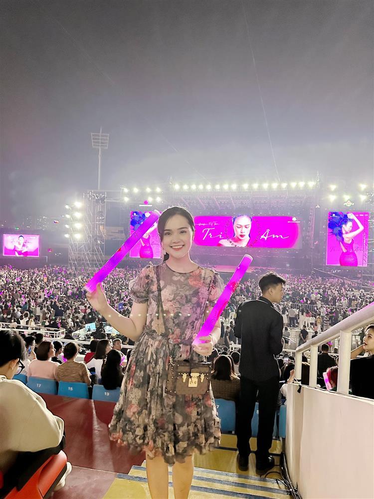 Vợ Đỗ Duy Mạnh đi xem show Mỹ Tâm, nhan sắc cam thường ra sao?-1