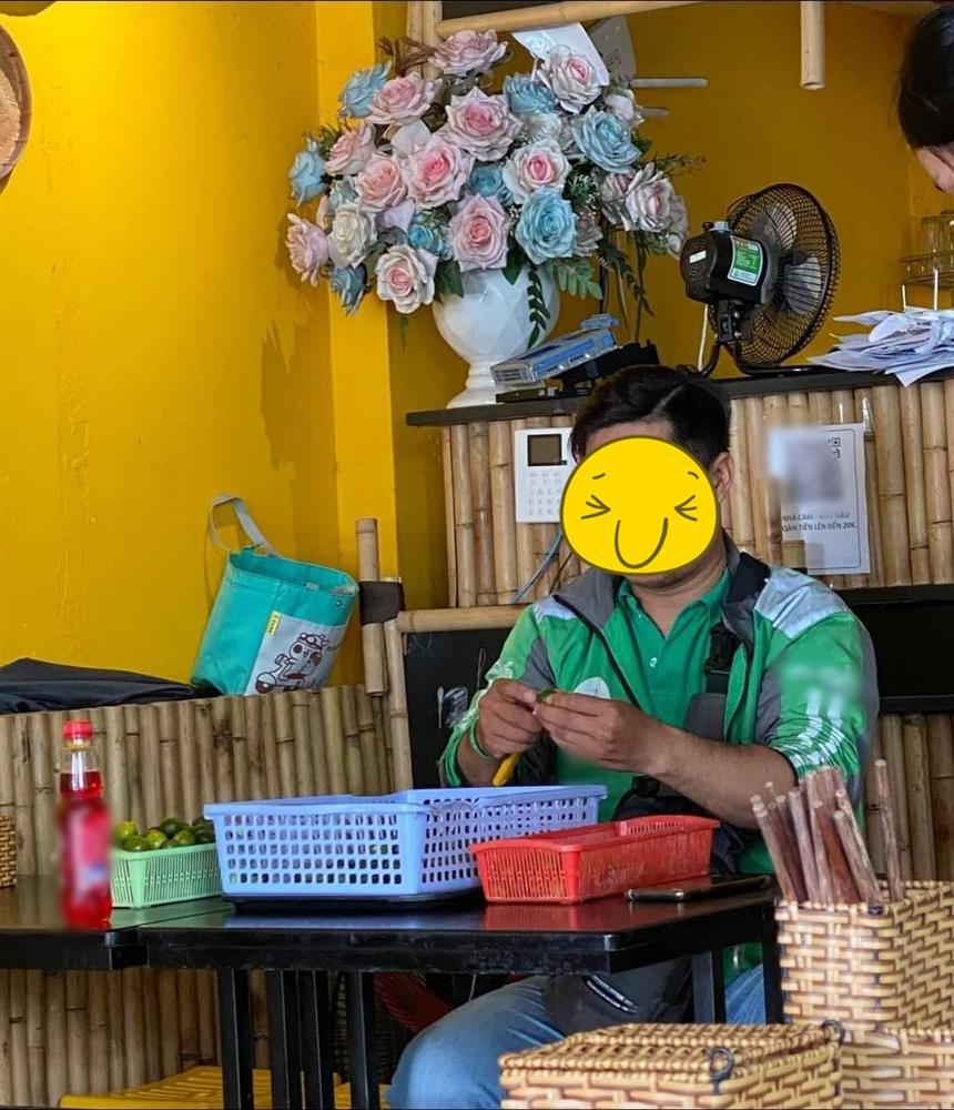 Chờ đơn quá lâu, shipper trông con hộ để chủ quán nấu cho kịp-1