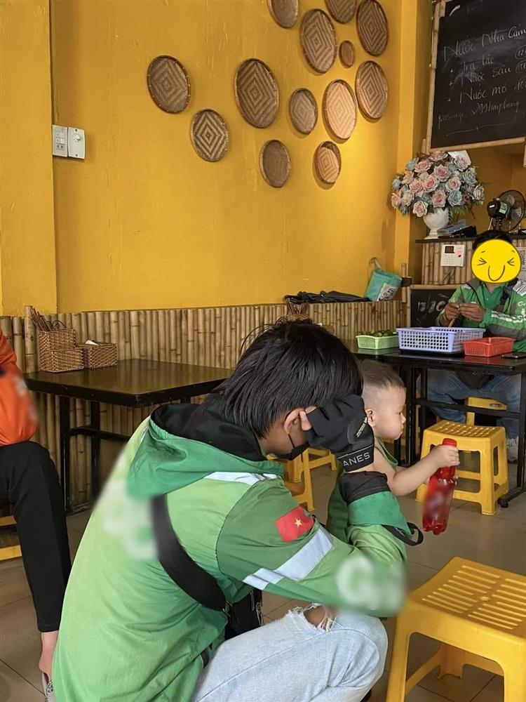 Chờ đơn quá lâu, shipper trông con hộ để chủ quán nấu cho kịp-2