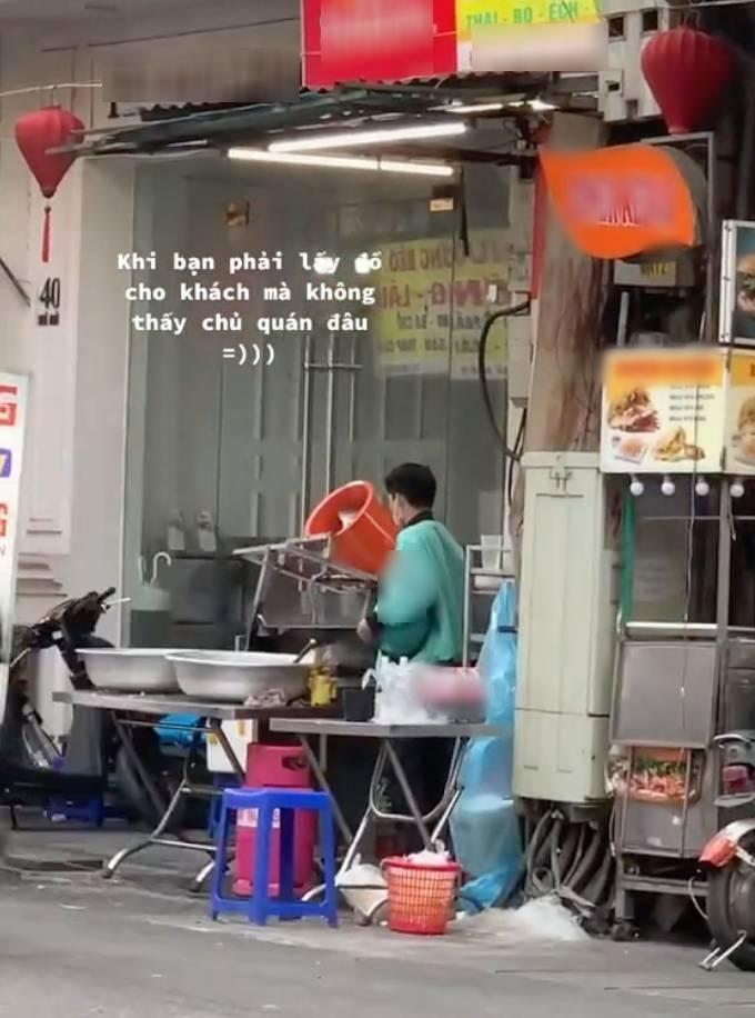 Chờ đơn quá lâu, shipper trông con hộ để chủ quán nấu cho kịp-3