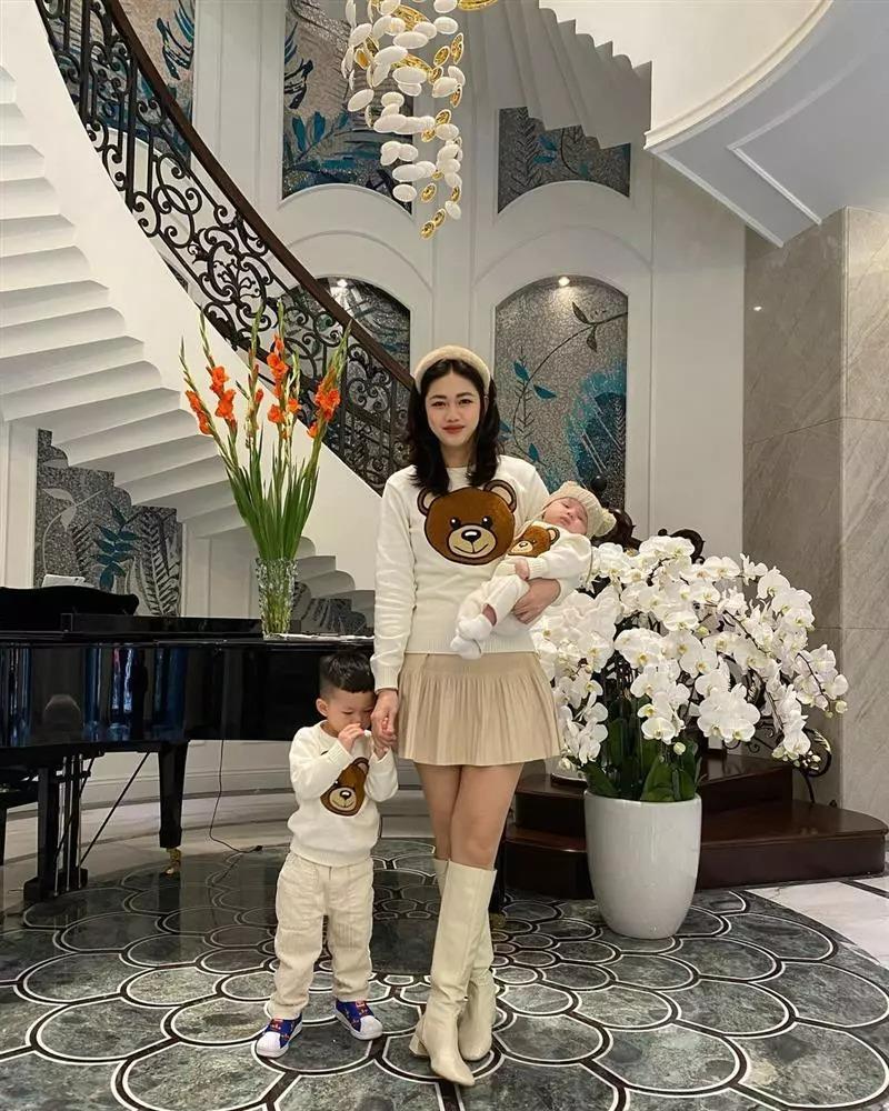 Thanh Tú bình thản ăn uống, chồng đại gia tất tả chăm con-5