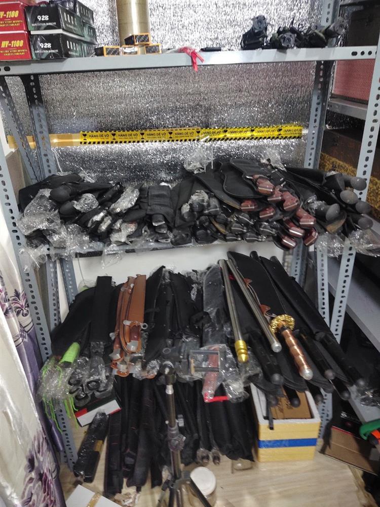 Mang còng số 8 đi bán, bất ngờ bị công an còng luôn tay-3