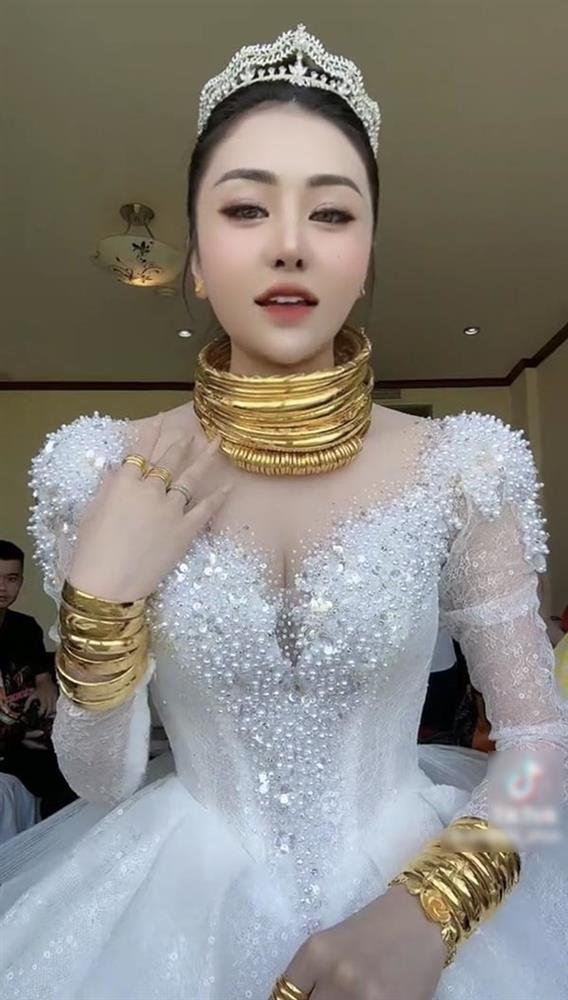 Cô dâu xinh đẹp vàng đeo kín người, sổ đỏ trang sức la liệt trên bàn-1