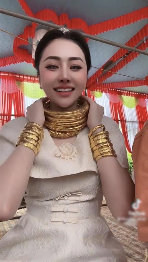 Cô dâu xinh đẹp vàng đeo kín người, sổ đỏ trang sức la liệt trên bàn-2