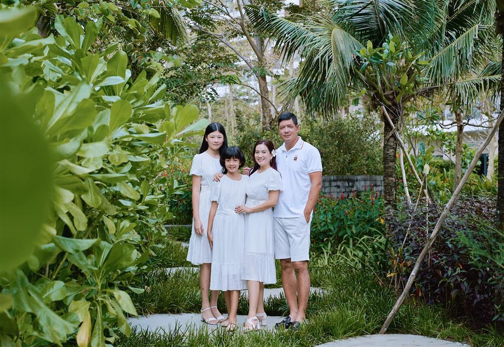 Vợ CEO cùng 2 con gái Bình Minh mặc chung mẫu váy như 3 chị em