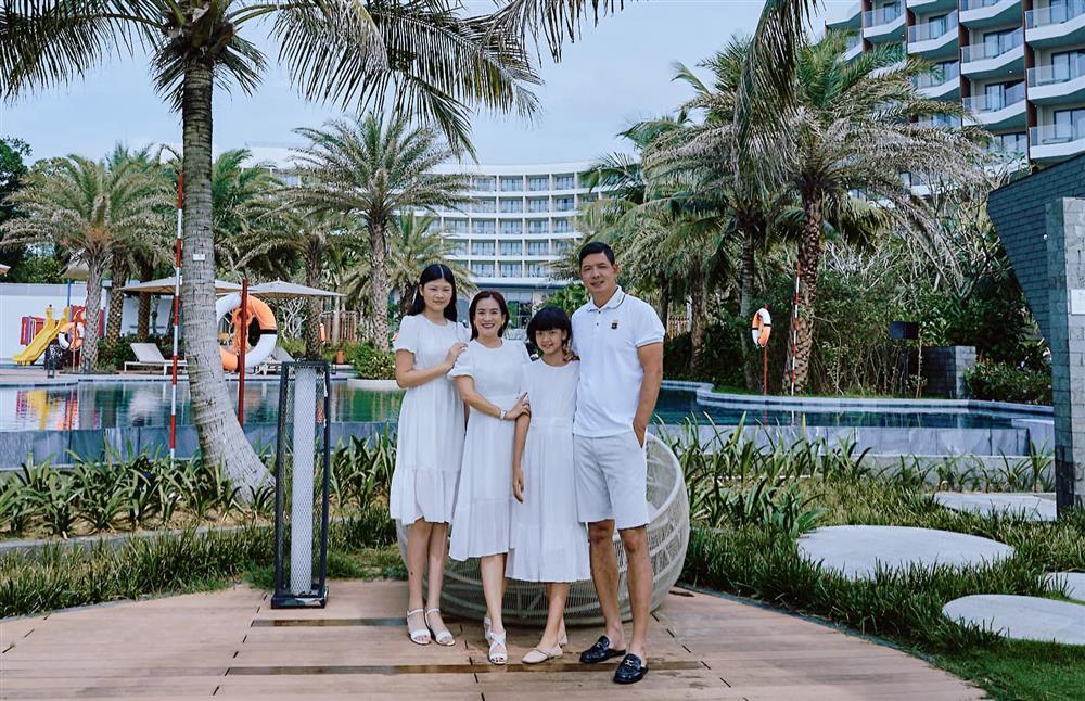 Vợ CEO cùng 2 con gái Bình Minh mặc chung mẫu váy như 3 chị em-6