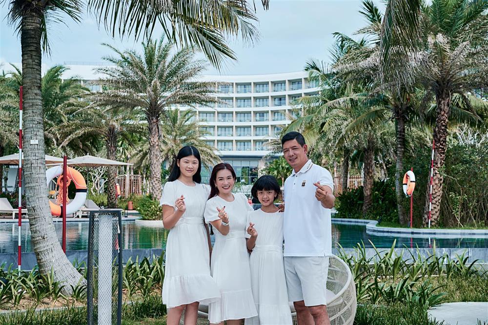 Vợ CEO cùng 2 con gái Bình Minh mặc chung mẫu váy như 3 chị em-2