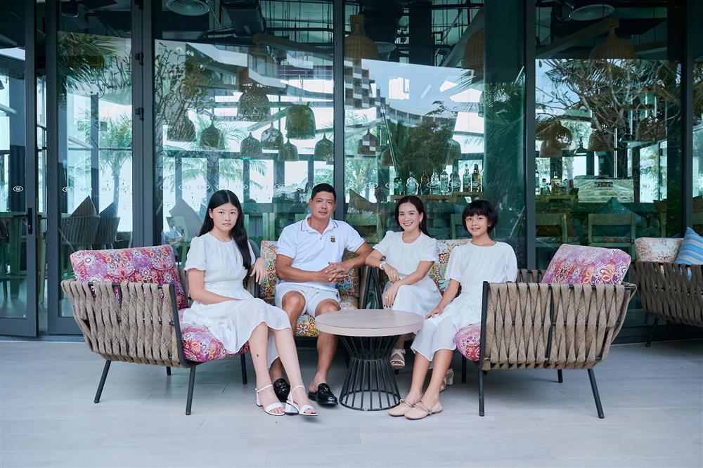 Vợ CEO cùng 2 con gái Bình Minh mặc chung mẫu váy như 3 chị em-3
