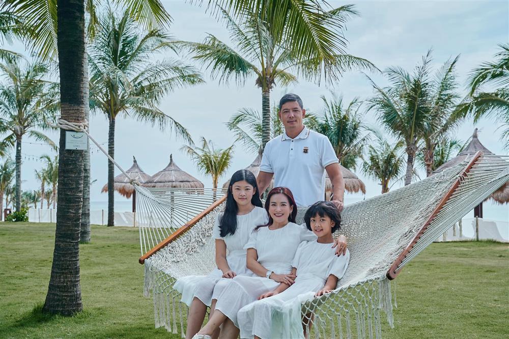 Vợ CEO cùng 2 con gái Bình Minh mặc chung mẫu váy như 3 chị em-5