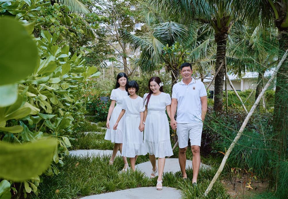 Vợ CEO cùng 2 con gái Bình Minh mặc chung mẫu váy như 3 chị em-8