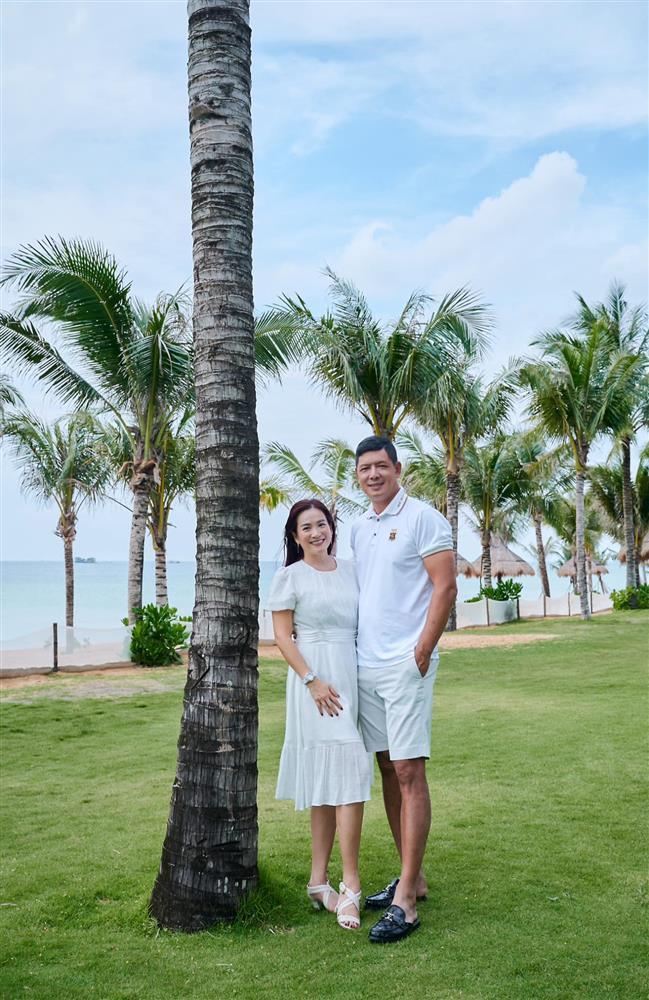 Vợ CEO cùng 2 con gái Bình Minh mặc chung mẫu váy như 3 chị em-4