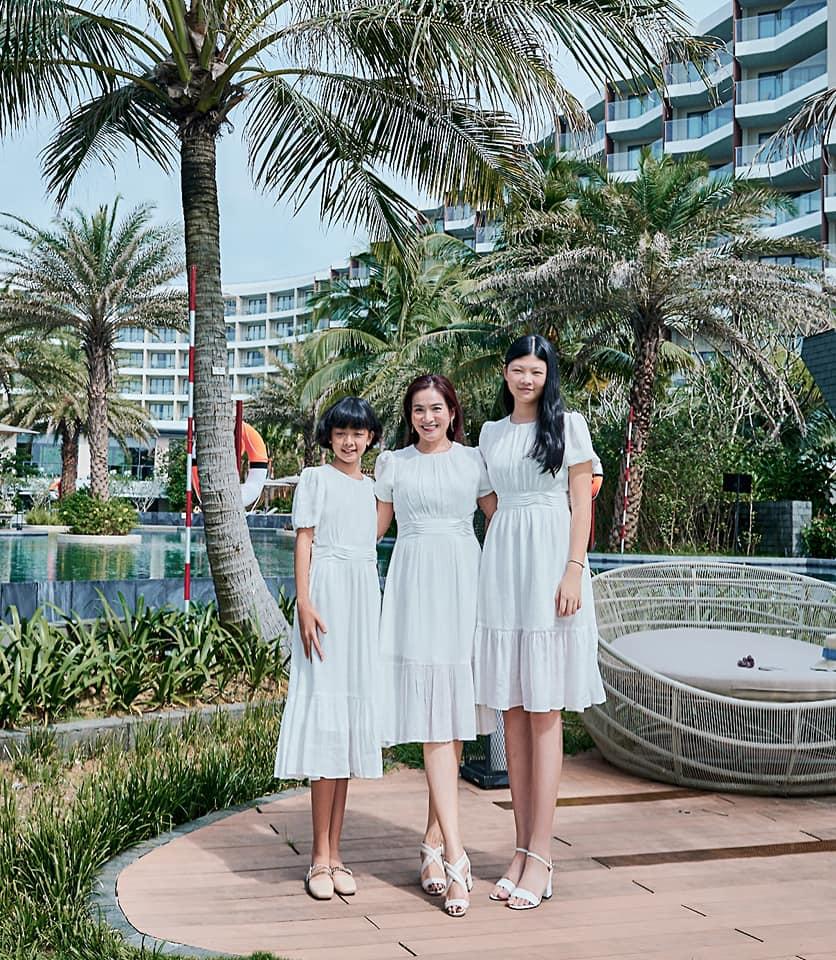 Vợ CEO cùng 2 con gái Bình Minh mặc chung mẫu váy như 3 chị em-7