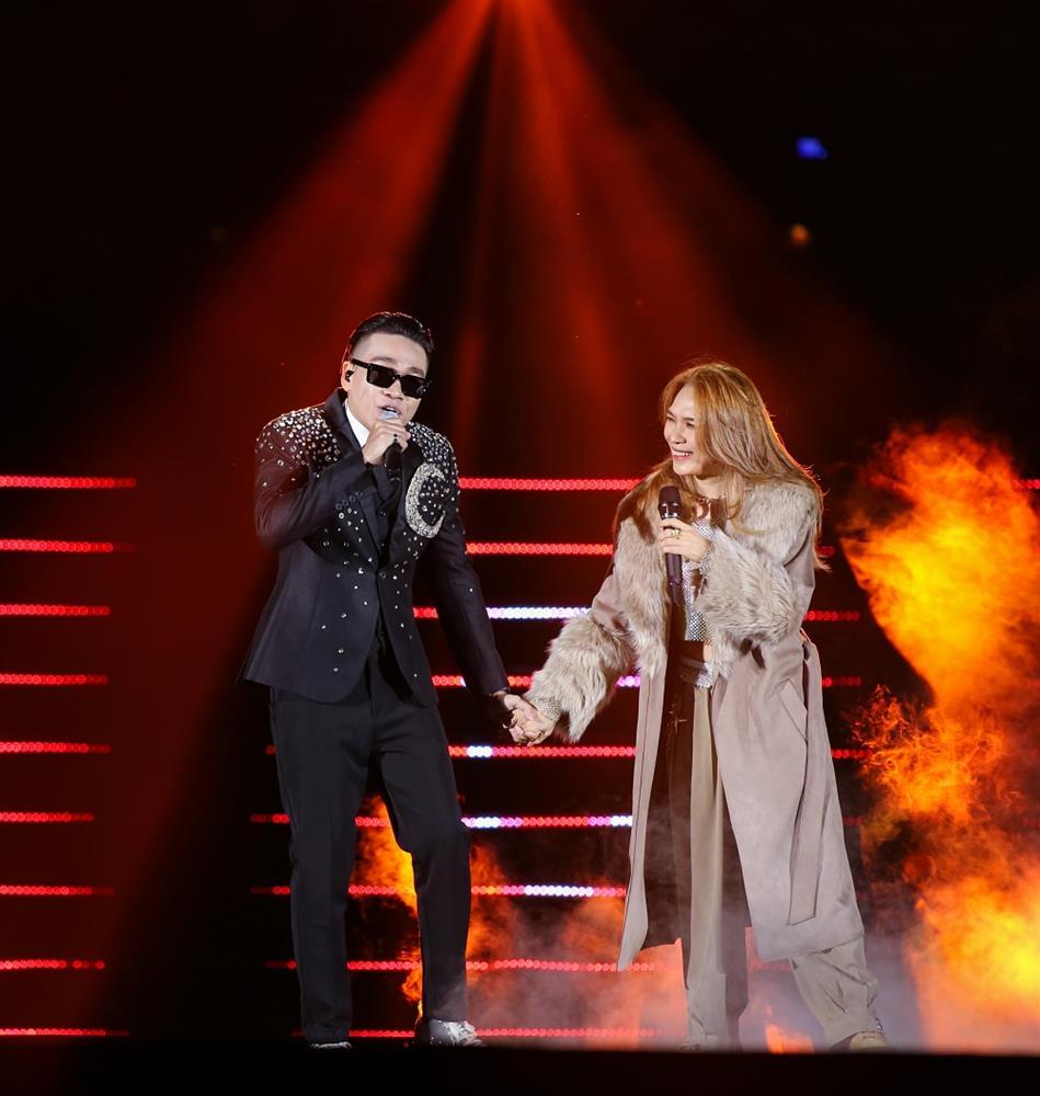 Mỹ Tâm khóc nấc trong vòng tay Hà Anh Tuấn trước chục ngàn khán giả-7