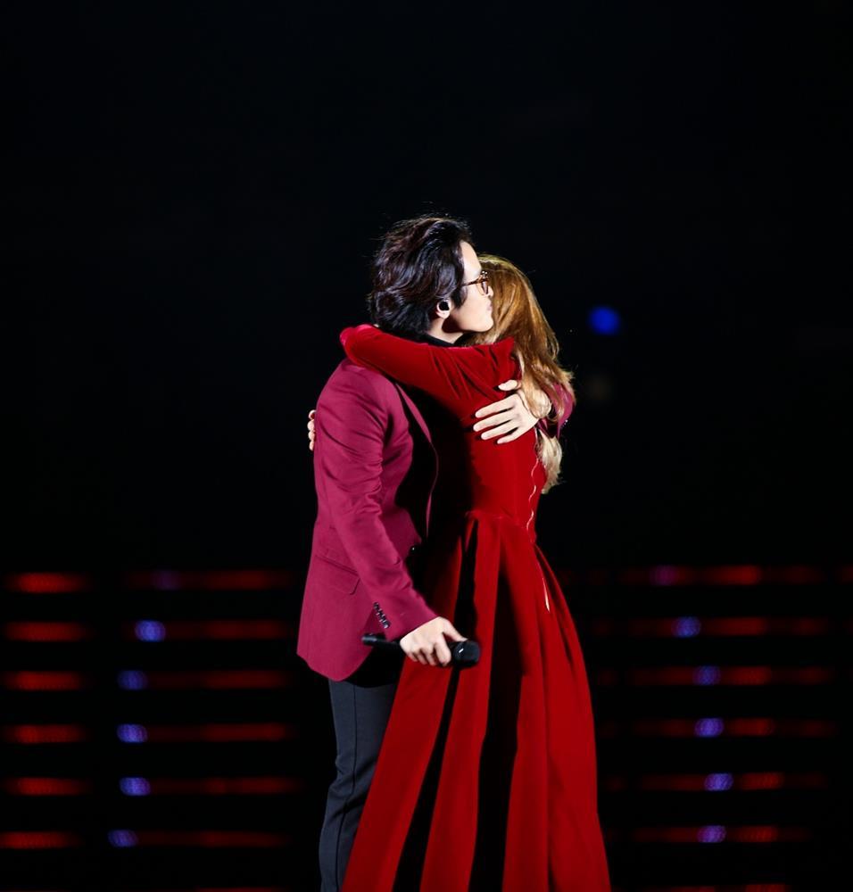 Mỹ Tâm khóc nấc trong vòng tay Hà Anh Tuấn trước chục ngàn khán giả-9