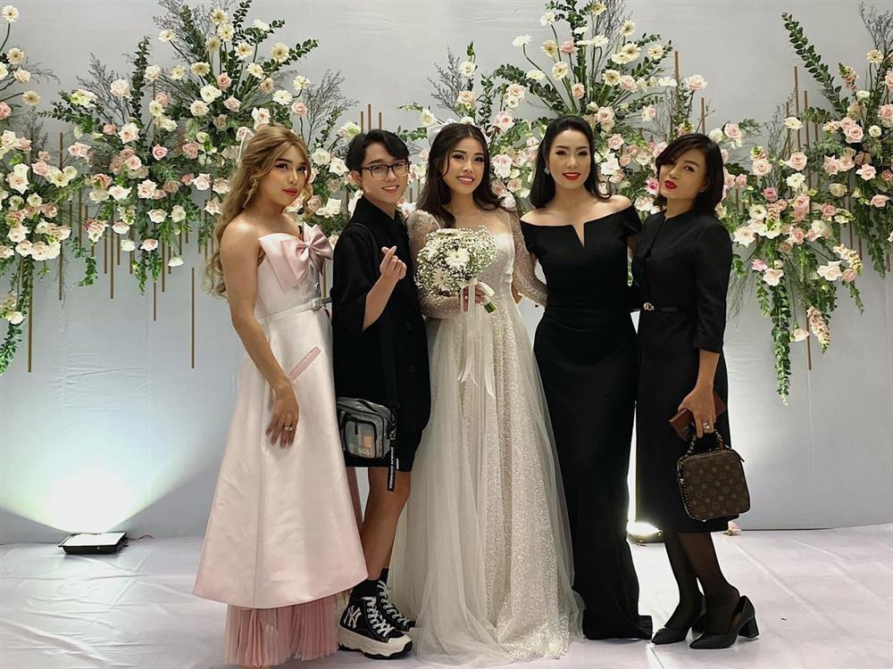 Trịnh Kim Chi nền nã tại đám cưới sau khi bị chê lên đồ át vía cô dâu-2