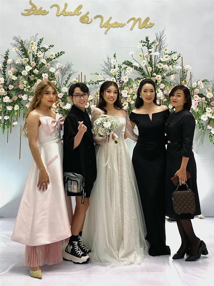 Trịnh Kim Chi nền nã tại đám cưới sau khi bị chê lên đồ át vía cô dâu-1