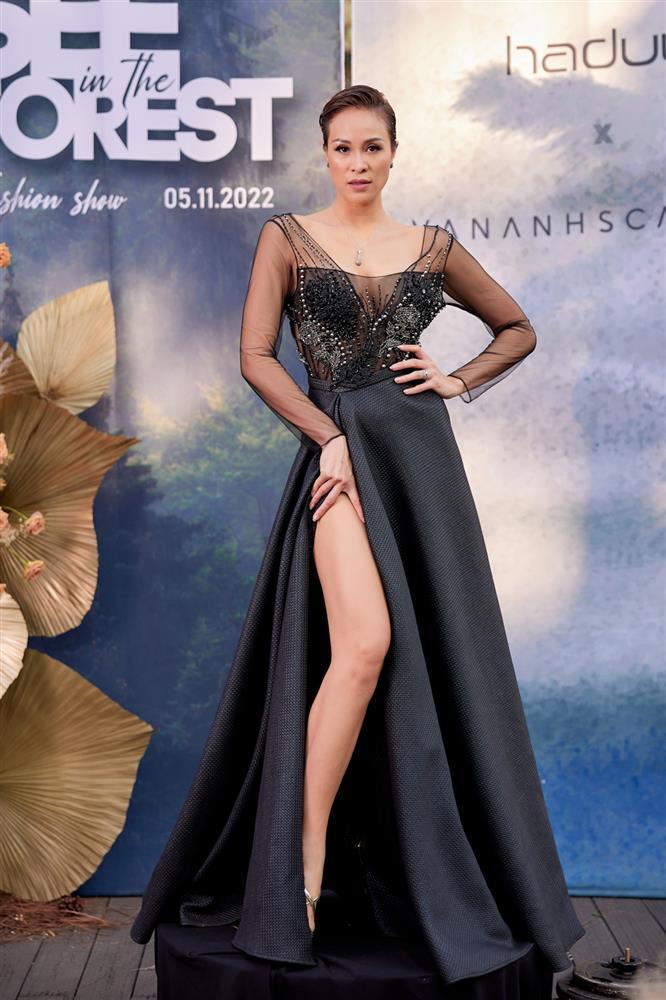 Quỳnh Nga mặc đầm xẻ bạo lấn át dàn hoa hậu và diễn viên VTV-5