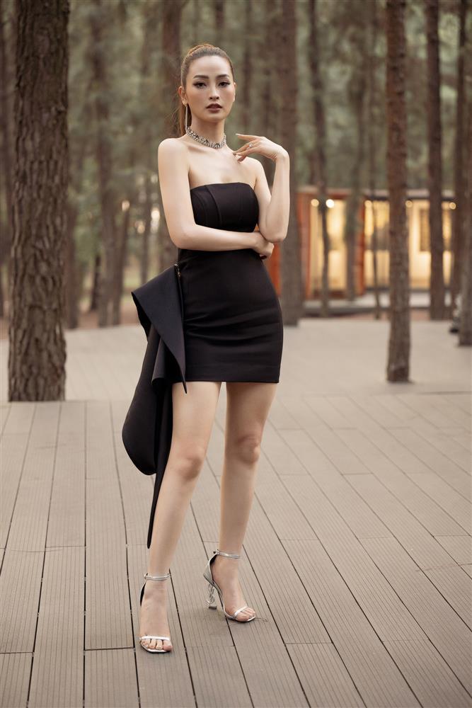 Quỳnh Nga mặc đầm xẻ bạo lấn át dàn hoa hậu và diễn viên VTV-4