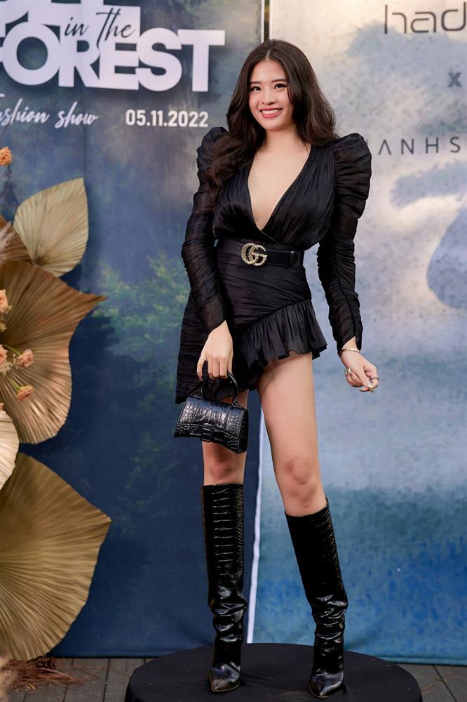 Quỳnh Nga mặc đầm xẻ bạo lấn át dàn hoa hậu và diễn viên VTV-7