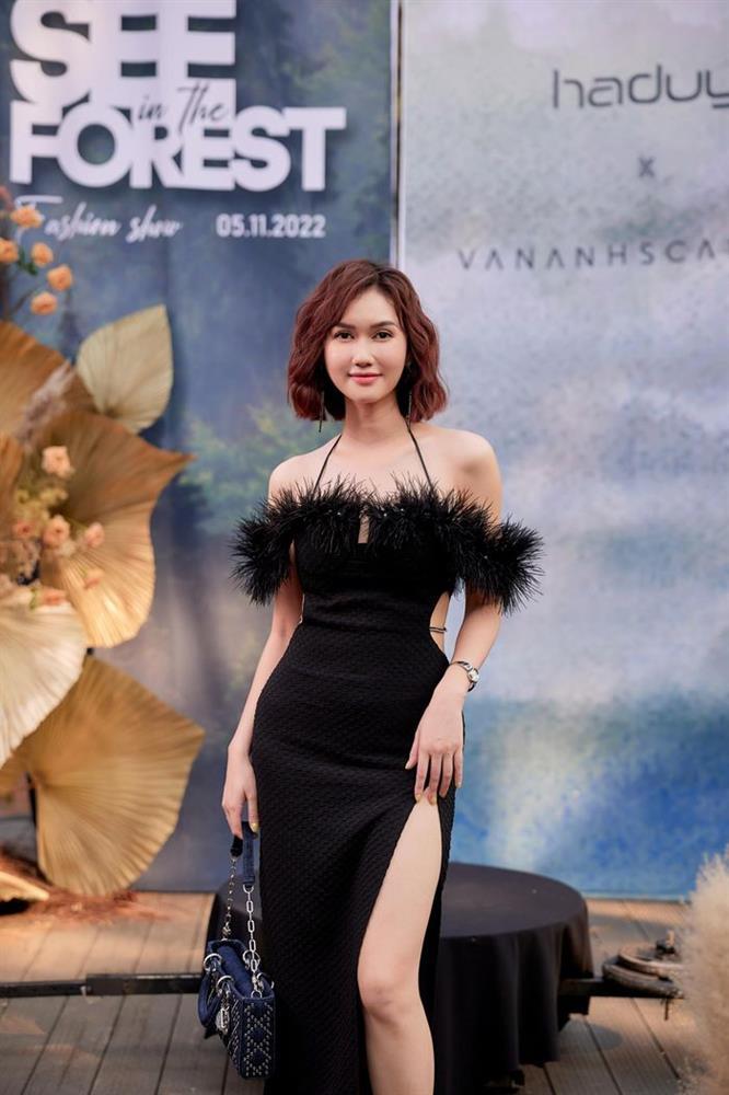 Quỳnh Nga mặc đầm xẻ bạo lấn át dàn hoa hậu và diễn viên VTV-2