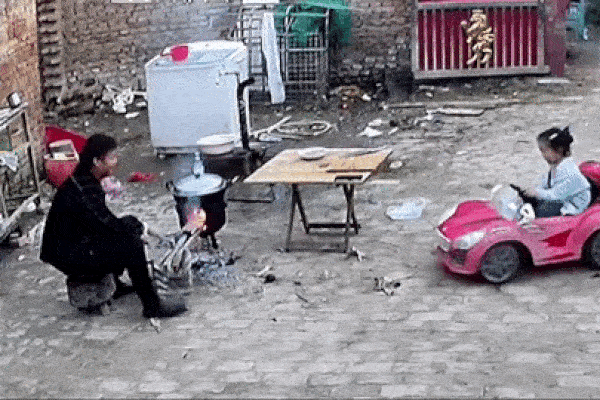 Bé gái tiết kiệm được 2kg tiền lẻ, mang đi mua vàng tặng bố mẹ-6